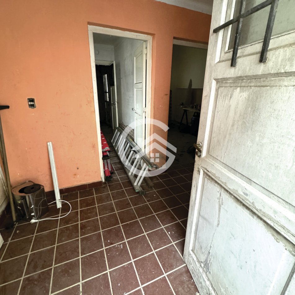 Chalet 5 amb. con patio y garaje + depto 3 amb. independiente.