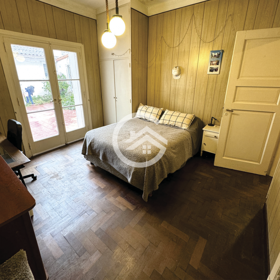 Chalet 5 amb. con patio y garaje + depto 3 amb. independiente.