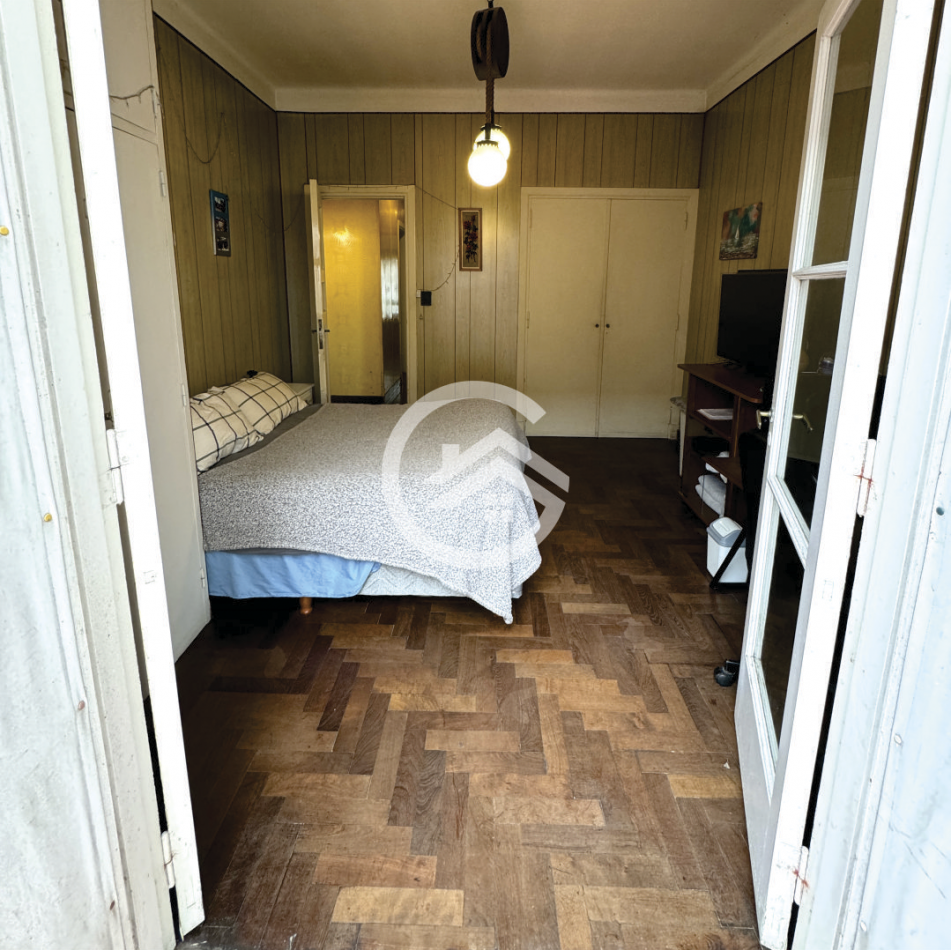 Chalet 5 amb. con patio y garaje + depto 3 amb. independiente.