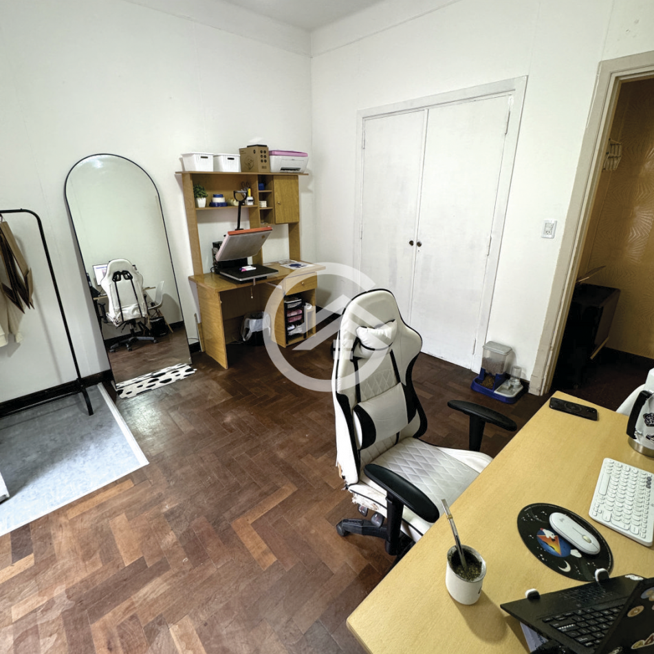 Chalet 5 amb. con patio y garaje + depto 3 amb. independiente.