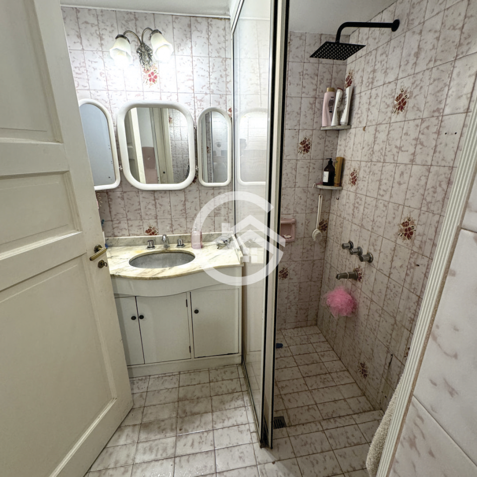 Chalet 5 amb. con patio y garaje + depto 3 amb. independiente.