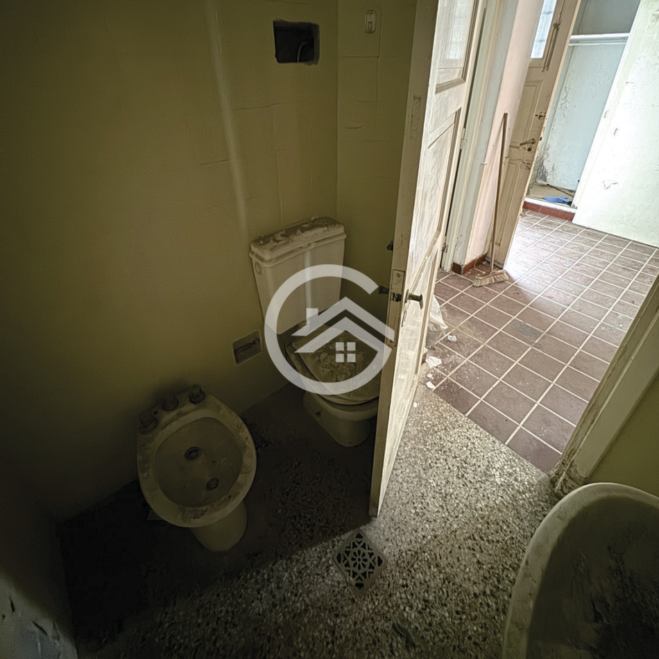 Chalet 5 amb. con patio y garaje + depto 3 amb. independiente.