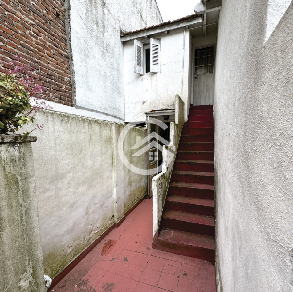 Chalet 5 amb. con patio y garaje + depto 3 amb. independiente.