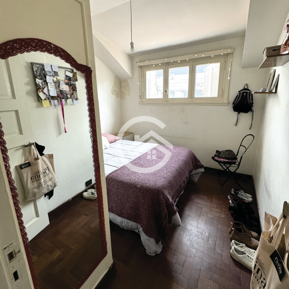 Chalet 5 amb. con patio y garaje + depto 3 amb. independiente.