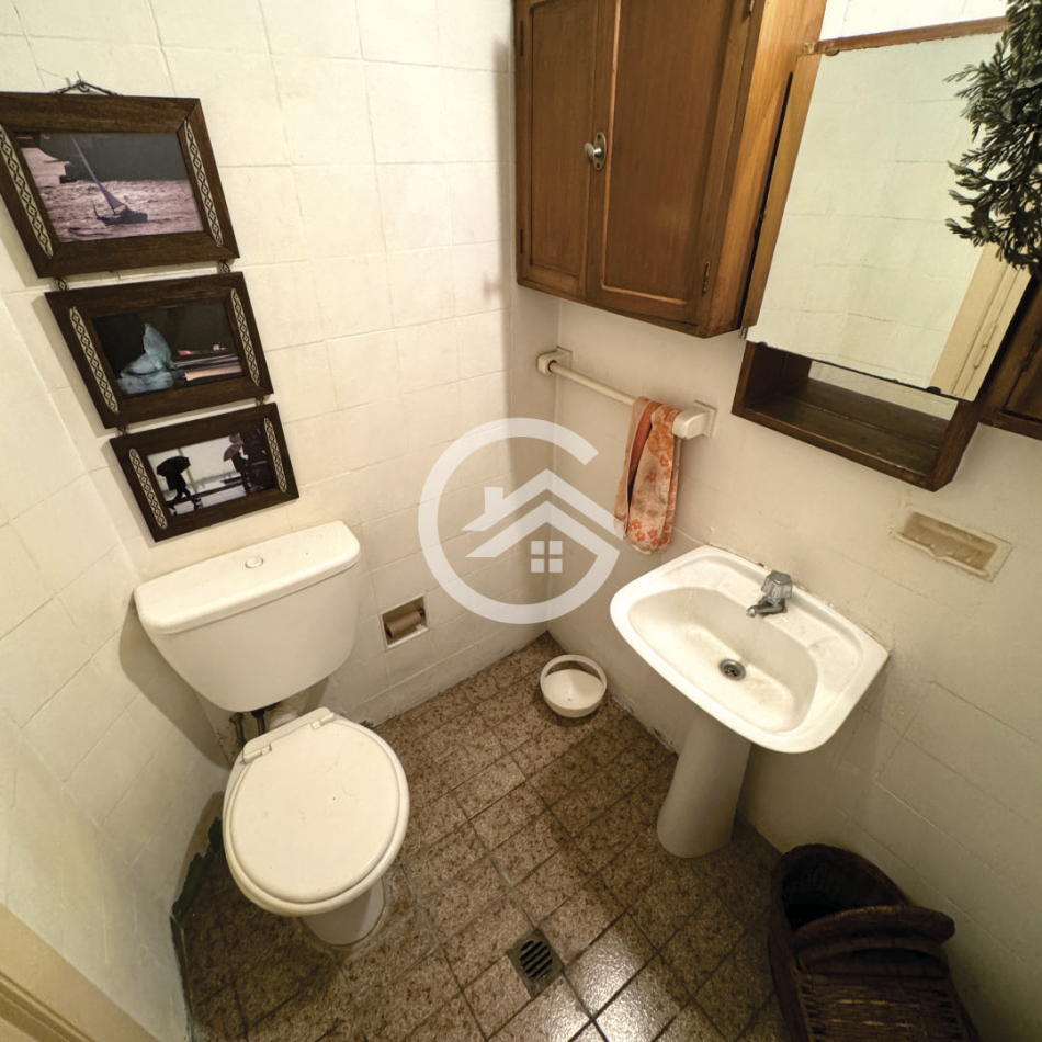 Chalet 5 amb. con patio y garaje + depto 3 amb. independiente.