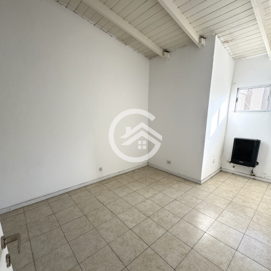 PH 3 AMBIENTES SIN EXPENSAS Y CON ENTRADA PARA VEHICULO