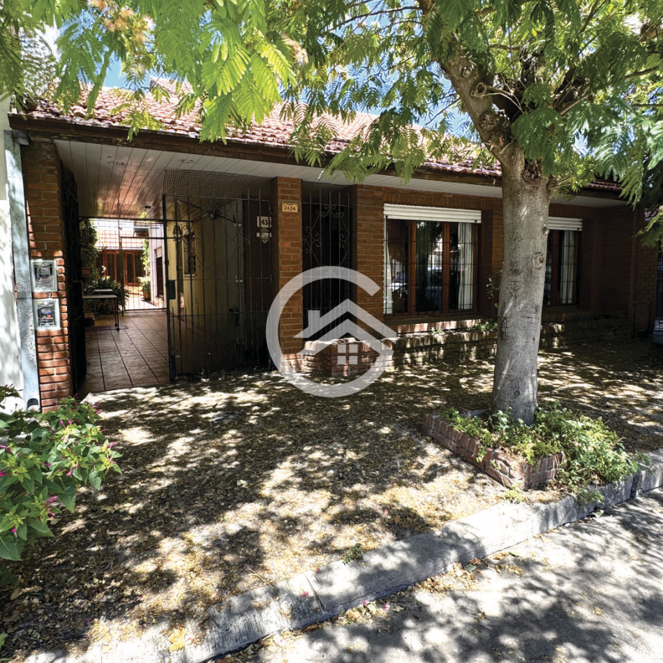 Casa 3 Ambientes con cochera y quincho. 