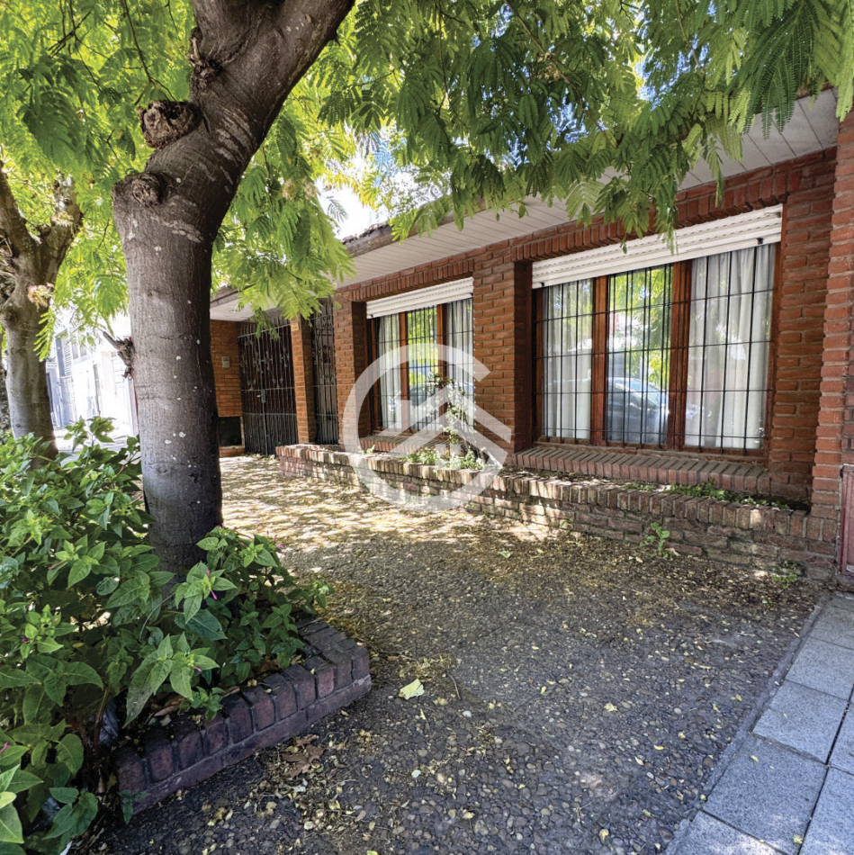 Casa 3 Ambientes con cochera y quincho. 