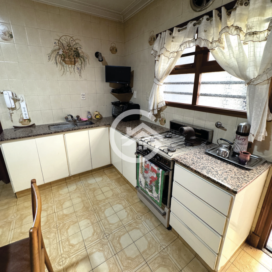 Casa 3 Ambientes con cochera y quincho. 